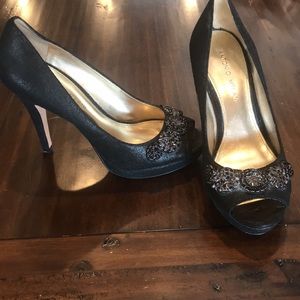 Black dazzle pumps
